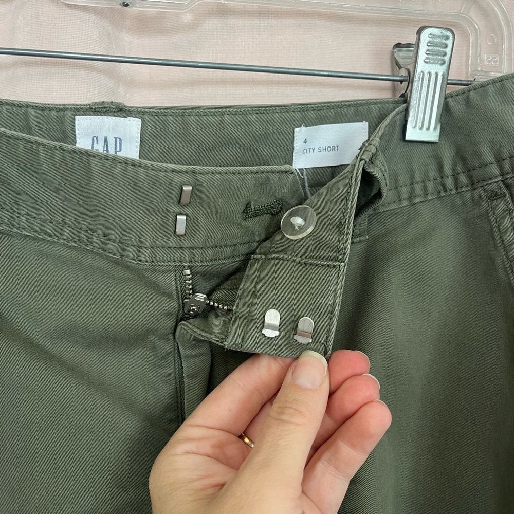 Gap City shorts in army green size 4 #gap #loungewear #brunchshorts - Picture 4 of 4
